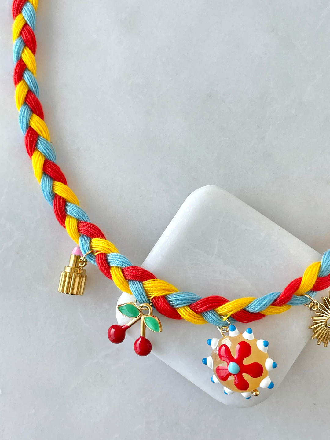 Çelik Çiçek ve Kiraz Sallantılı Turuncu Örgü İp Kolye Gold