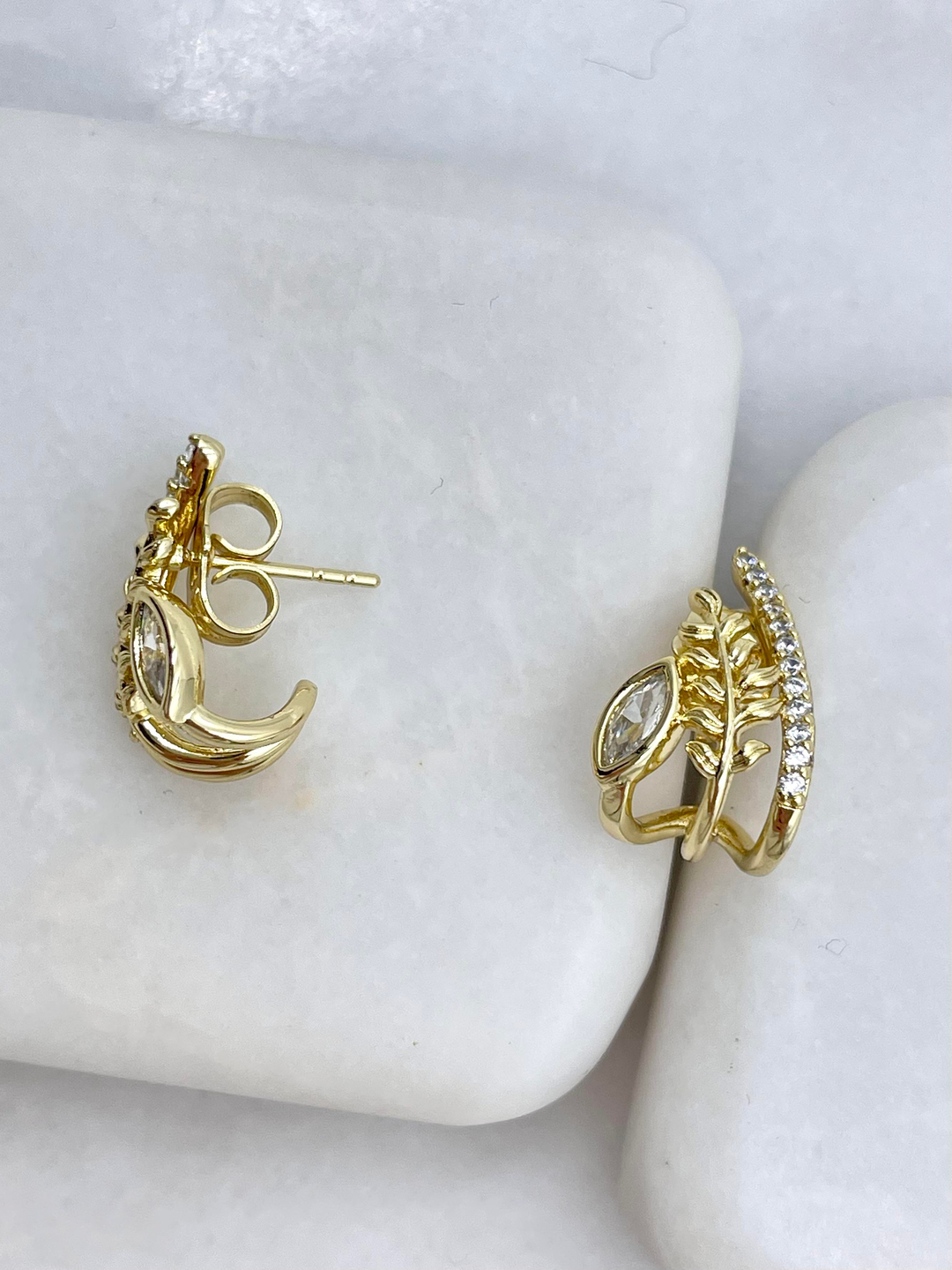 Özel Seri Gömme ve Kristal Taşlı Üçlü Görünüm Yaprak Küpe Gold