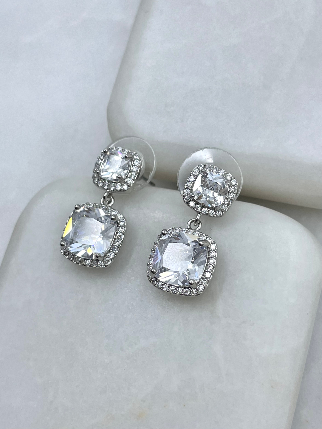 Altın Kaplama Gömme ve Kristal Taşlı Kare Sallantılı Küpe Gümüş