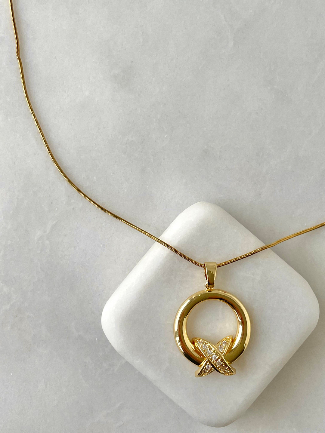 Çelik Gömme Taşlı X Model Halka Kolye Gold