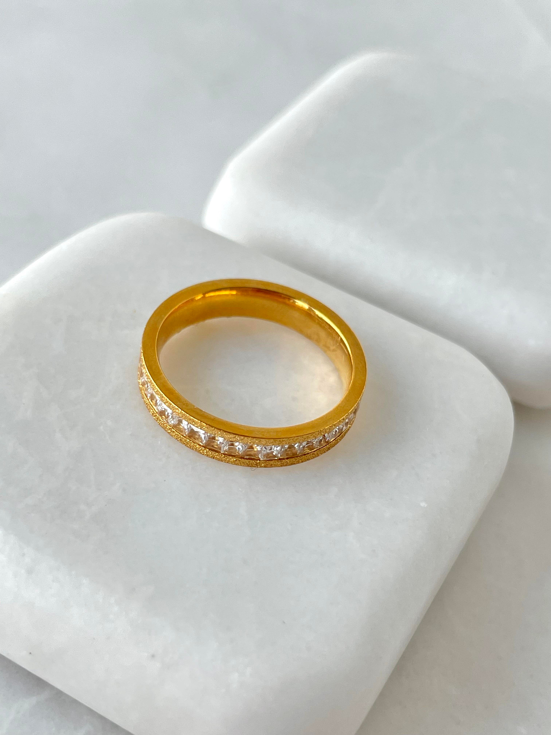 Çelik Simli Gömme Taşlı Yüzük Gold