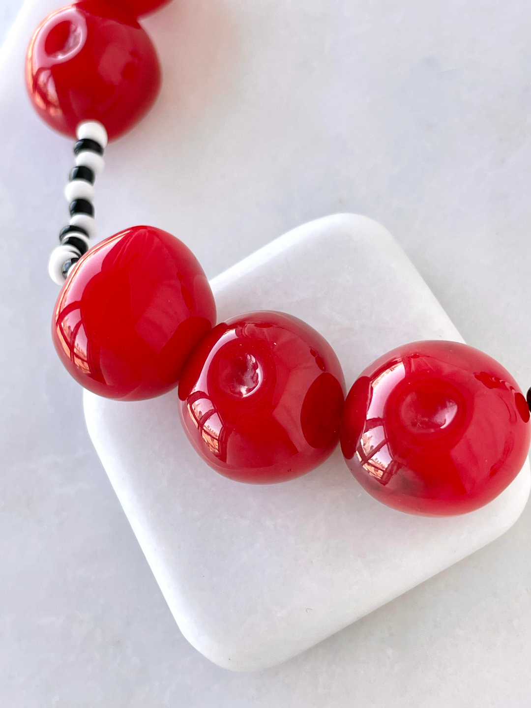 Siyah Beyaz Boncuklu Kiraz Kolye Gold