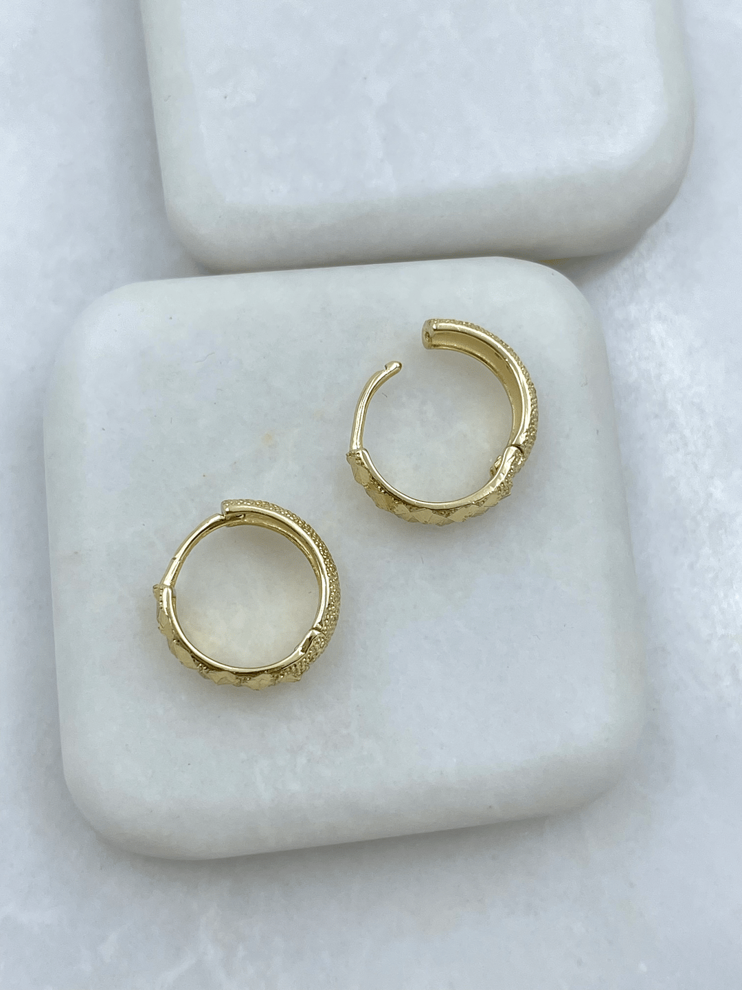 Altın Kaplama Lazer Işıltılı Üçgen Model Halka Küpe Gold