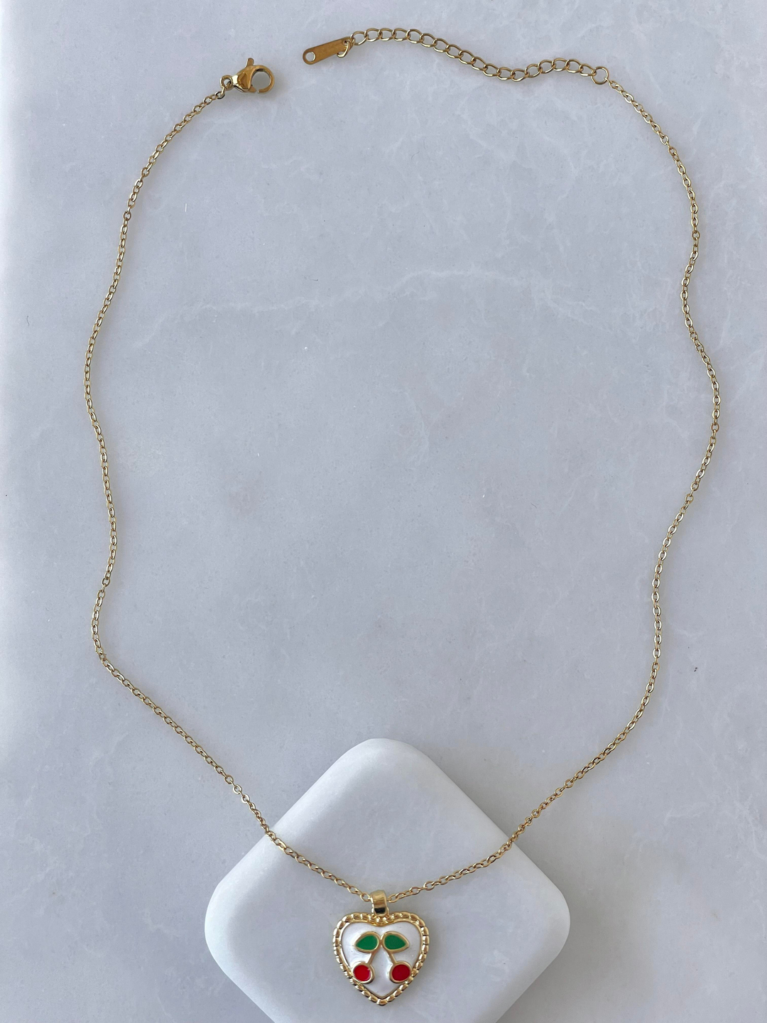 Çelik Mineli Kalp Çerçeve Kiraz Kolye Gold