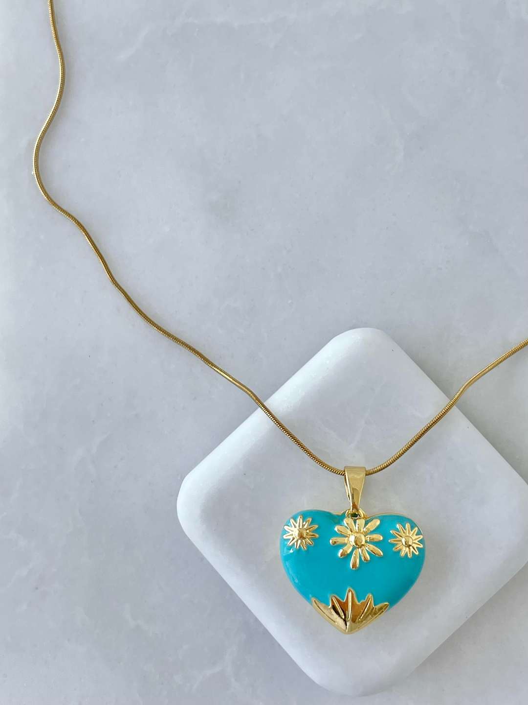 Çelik Mineli İşlemeli Kalp Kolye Gold