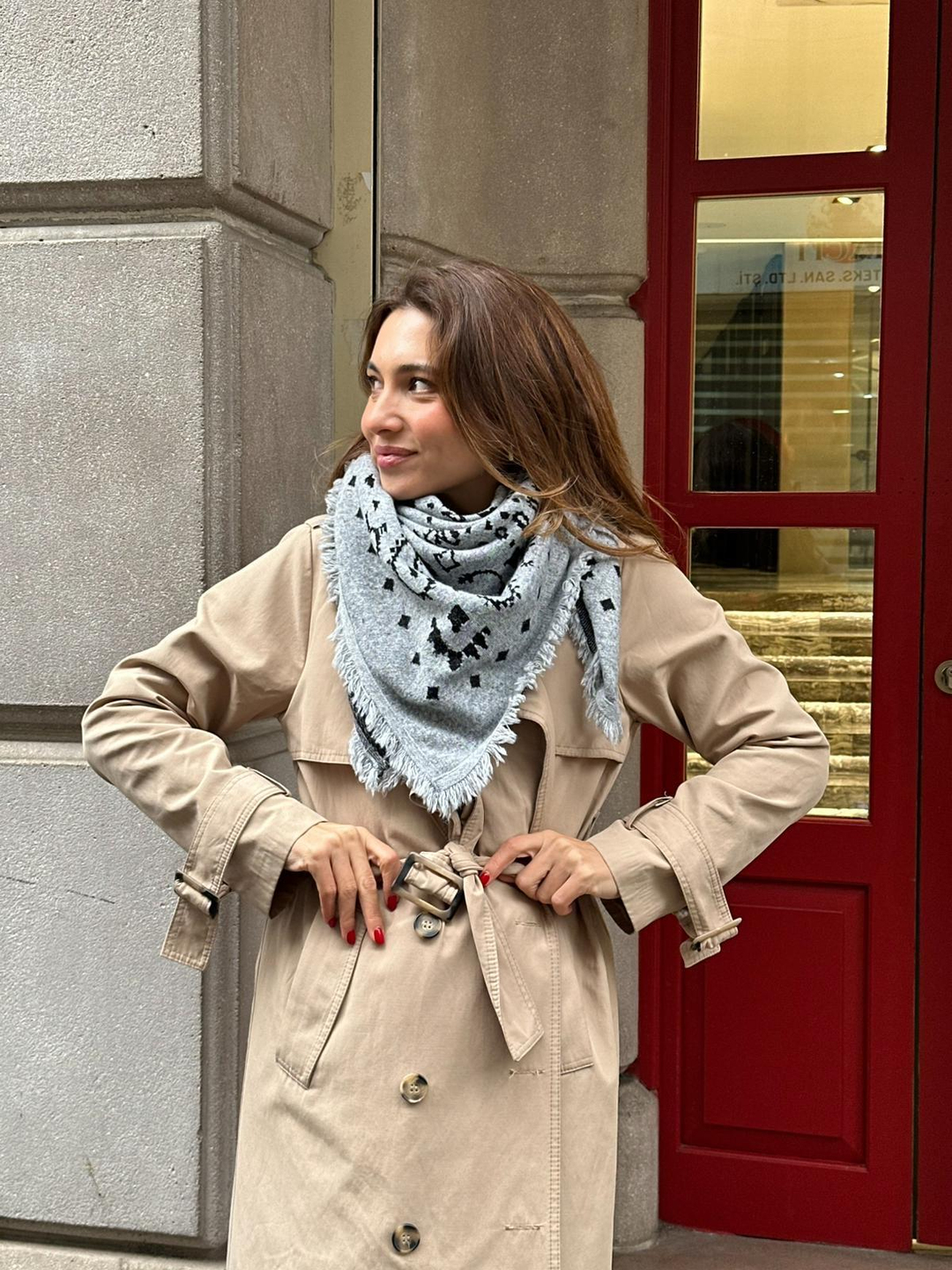 Püsküllü Kare Etnik Şal Gri-Siyah