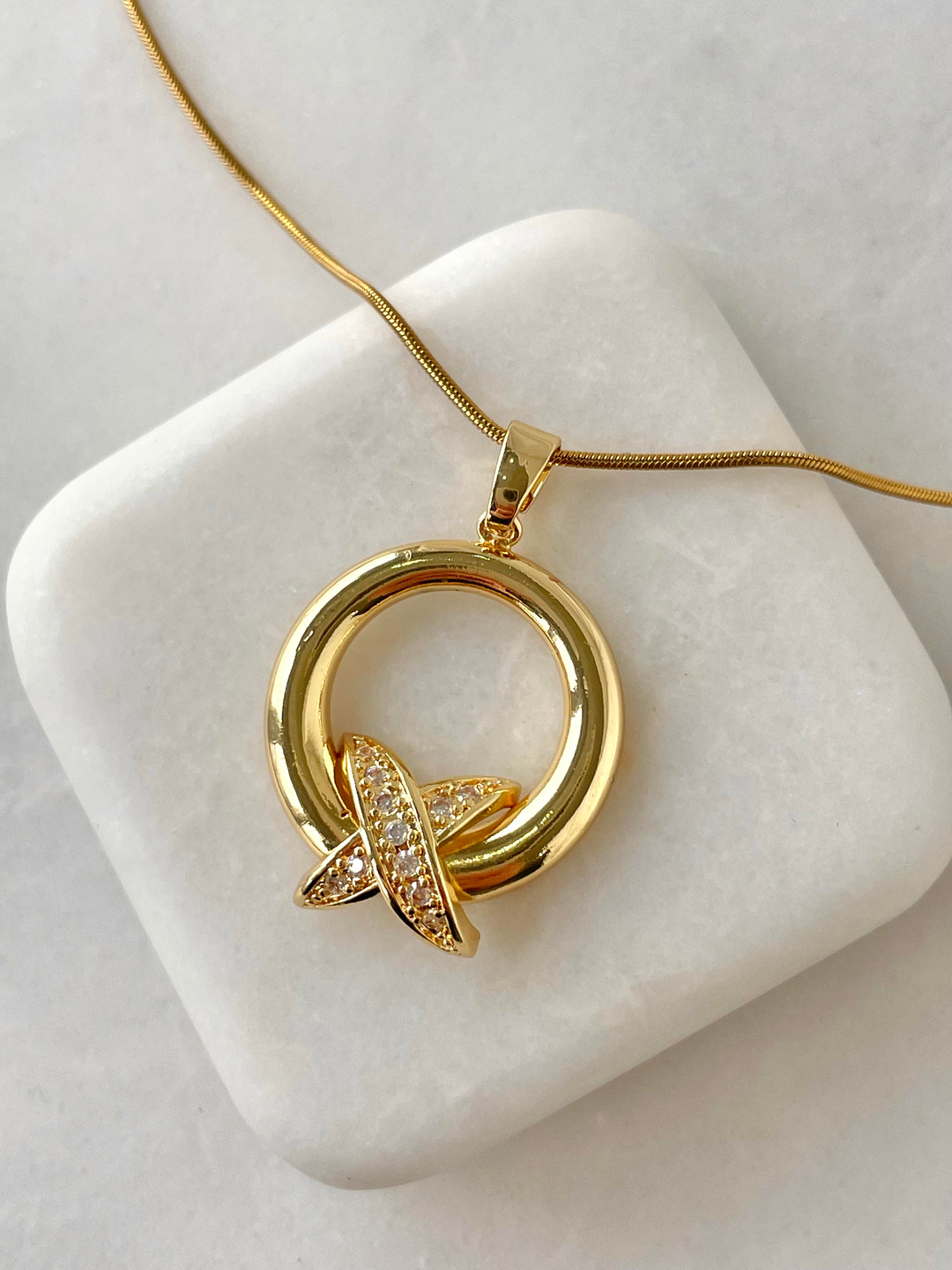 Çelik Gömme Taşlı X Model Halka Kolye Gold