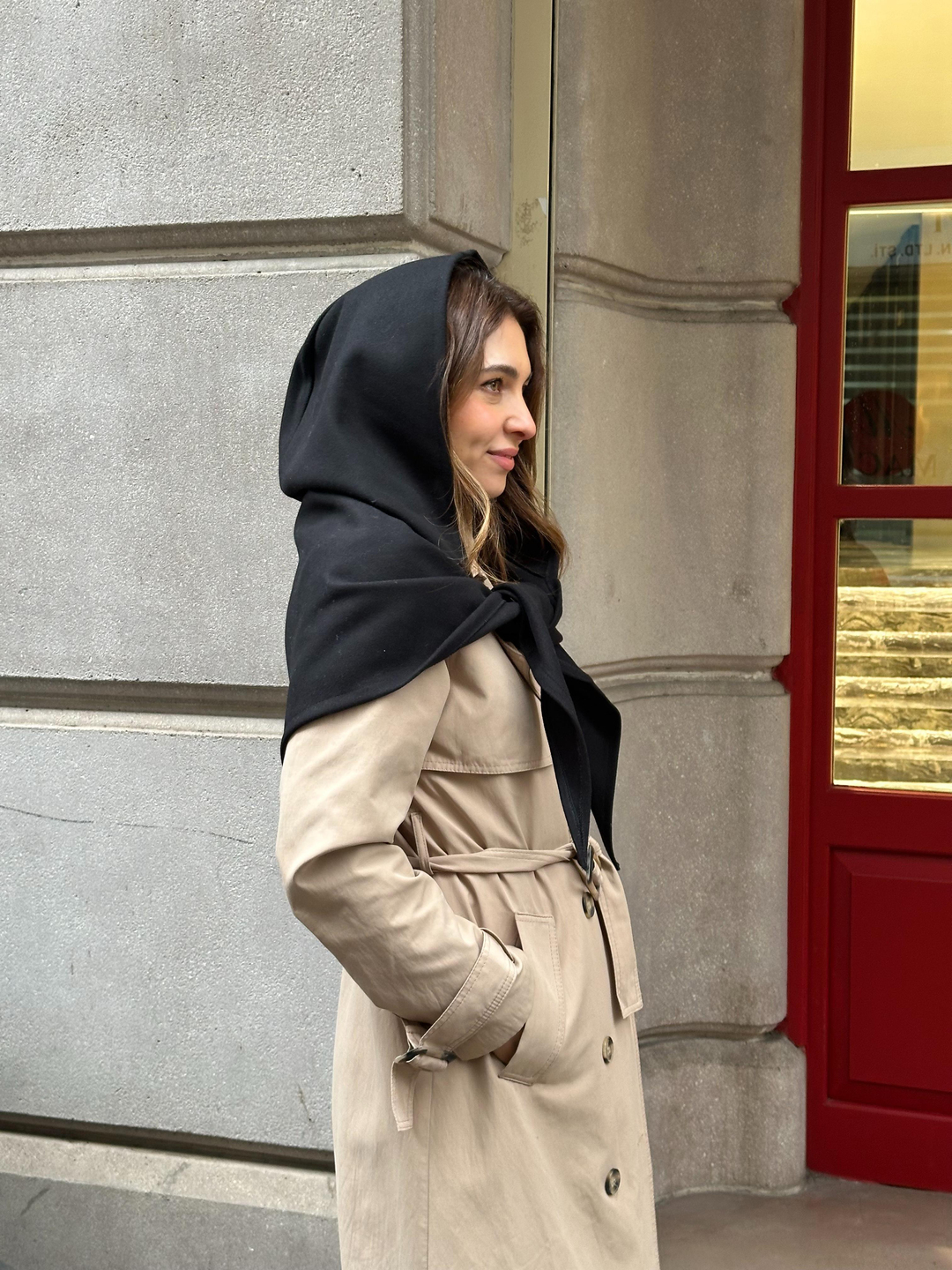 Üçgen Kapüşonlu Omuz Şalı Siyah