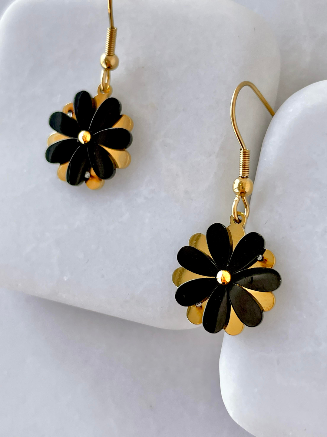 Çelik Siyah Plaka Detaylı Papatya Küpe Gold