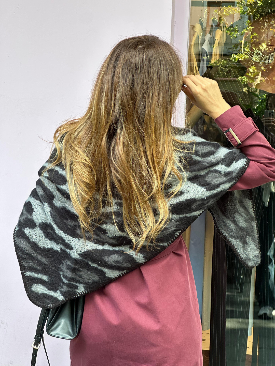 Leopar Desenli Sim Detaylı Üçgen Triko Şal Gri