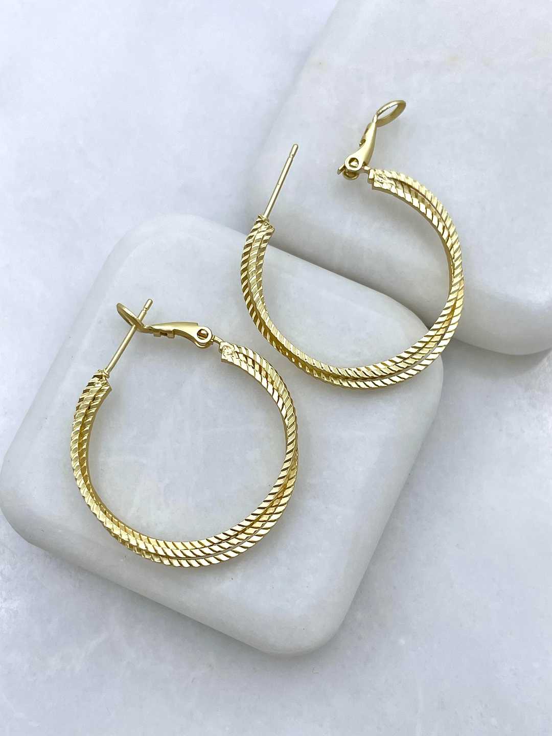 Altın Kaplama Üç Halka Geçişli Mat Küpe 3 cm Gold