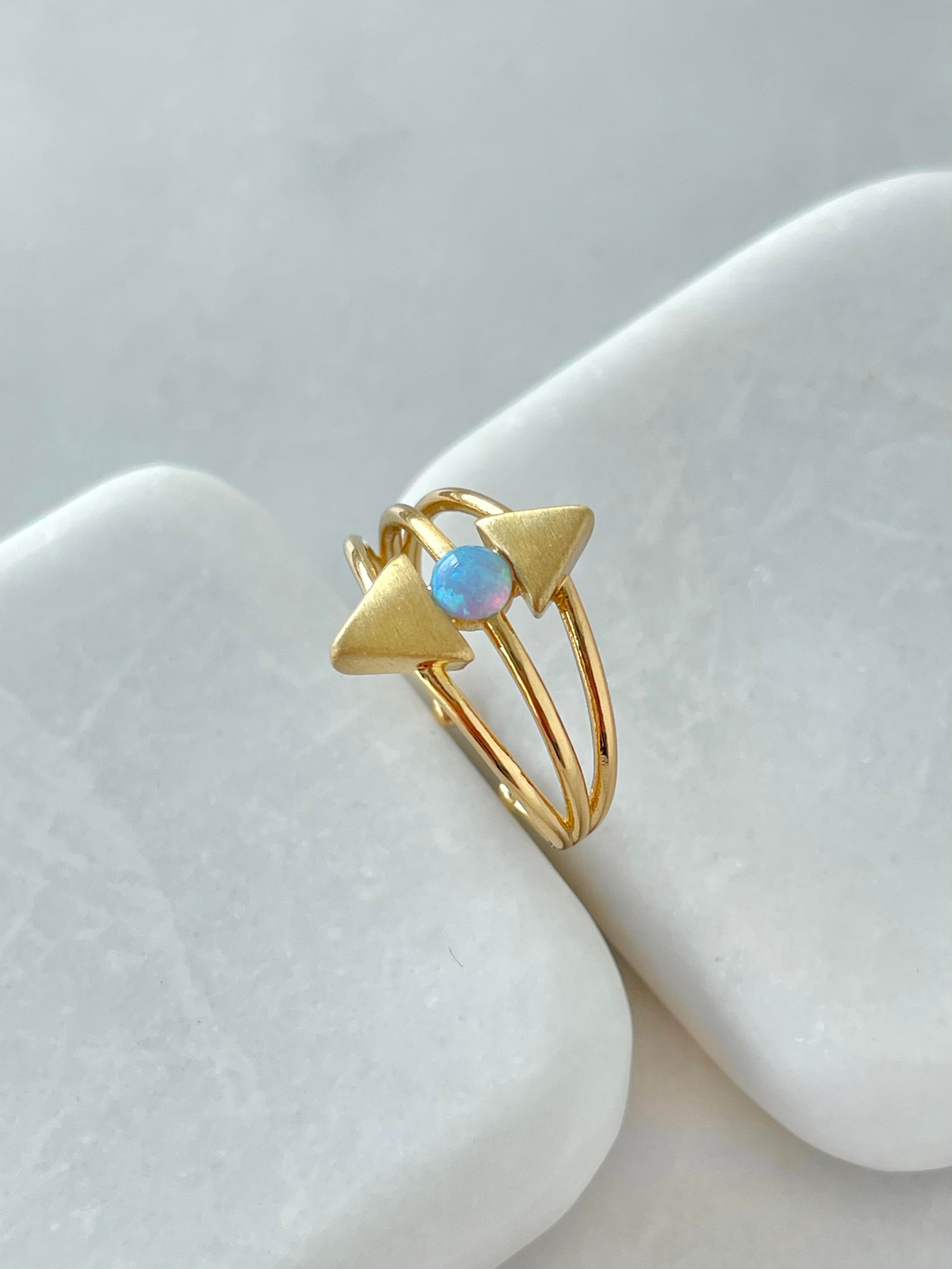 Altın Kaplama Opal Taşlı Üçgen Yüzük Mavi