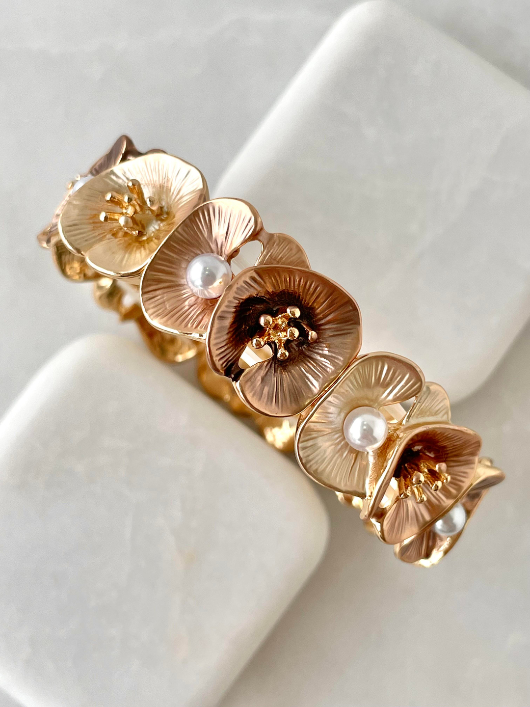 İncili Lotus Yaprağı Lastikli Bileklik Bronz Kahve