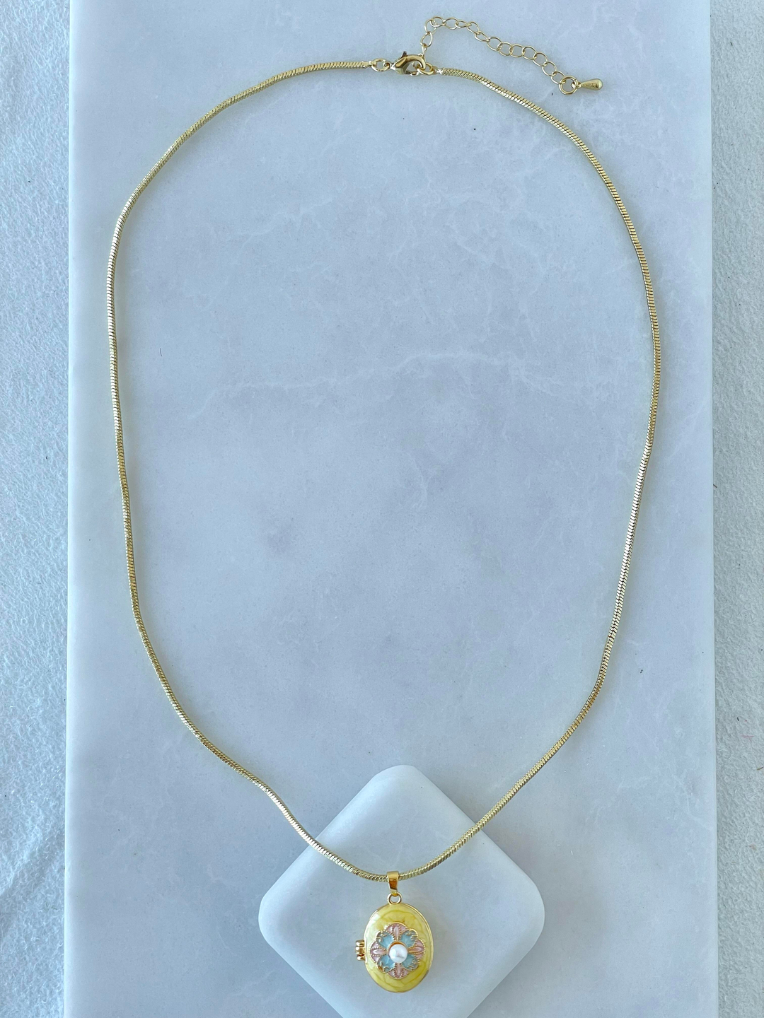 Altın Kaplama İncili Çiçek Model Kapaklı Kolye Sarı