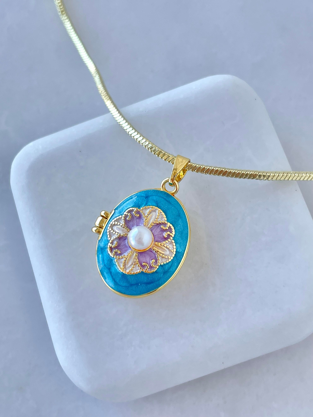 Altın Kaplama İncili Çiçek Model Kapaklı Kolye Mavi
