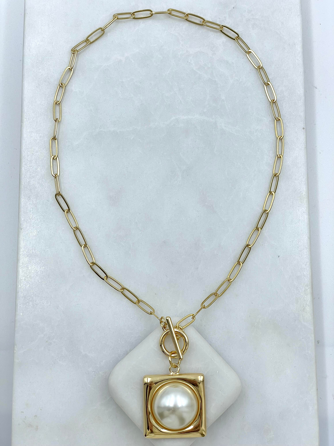 Altın Kaplama Gold Kare Çerçeveli İnci Önden Kilit Kolye Gold