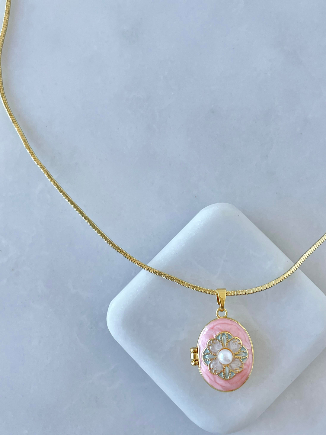 Altın Kaplama İncili Çiçek Model Kapaklı Kolye Pembe