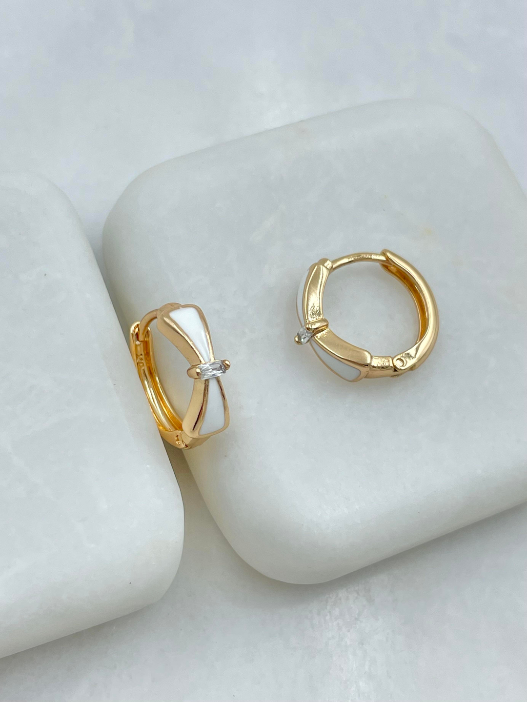 Özel Seri Beyaz Mineli Fiyonk Model Halka Küpe Gold