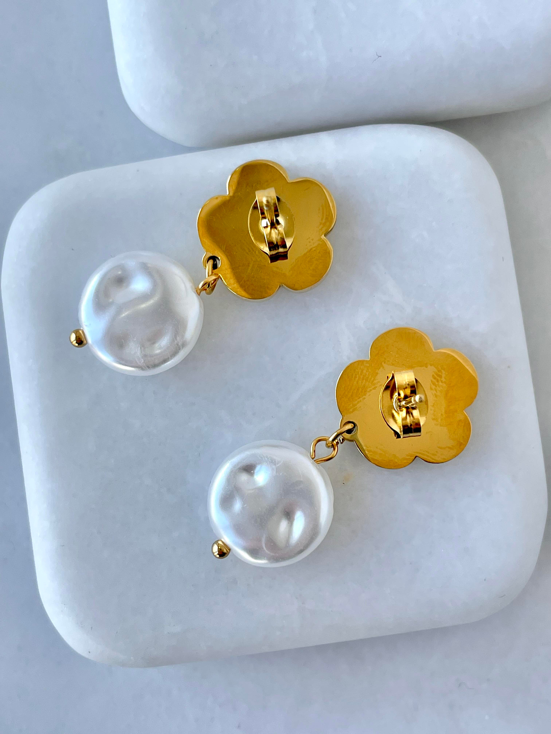 Çelik İnci Sallantılı Sedefli Çiçek Küpe Gold