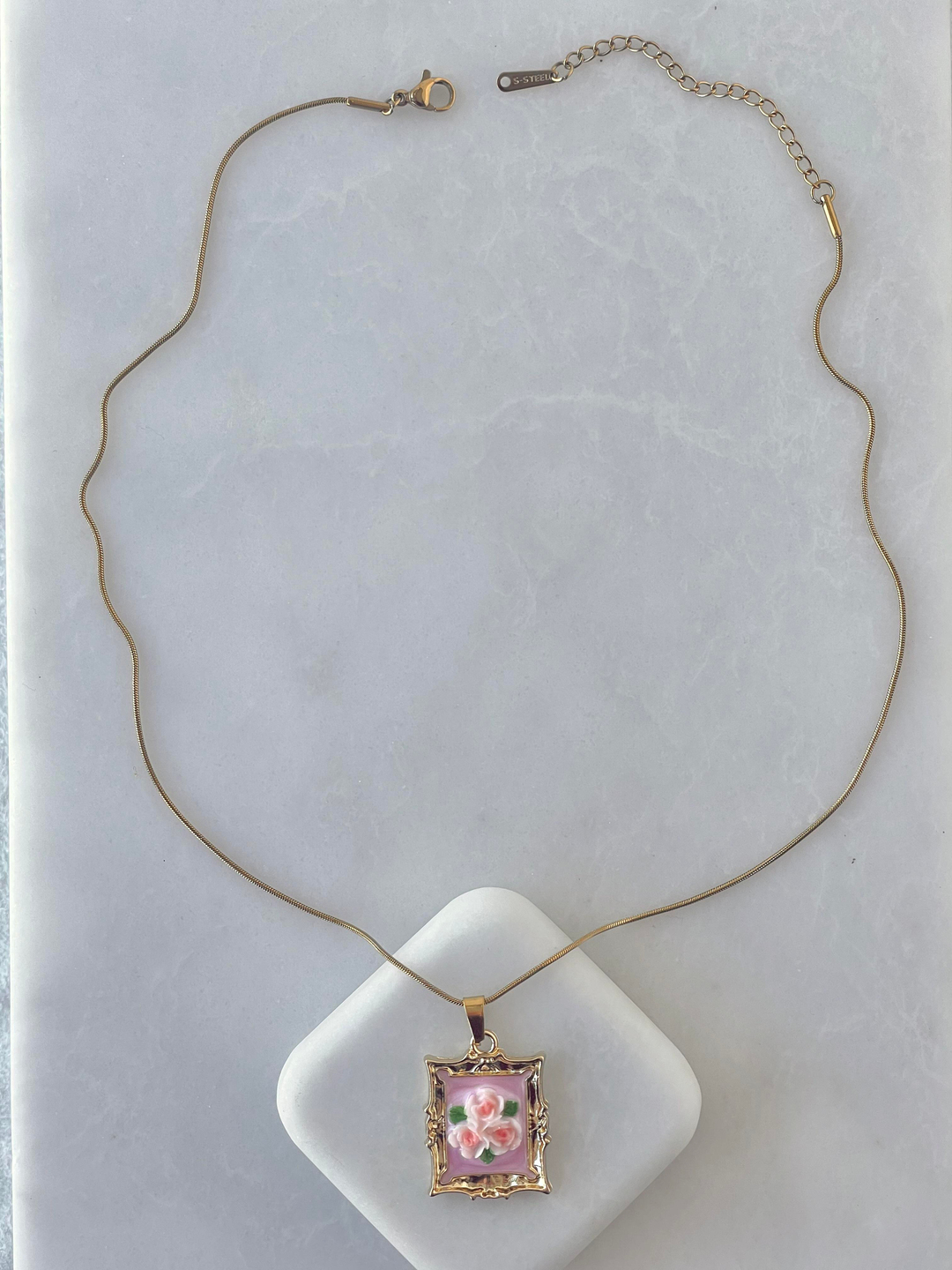 Çelik Mineli Gül Kare Çerçeve Kolye