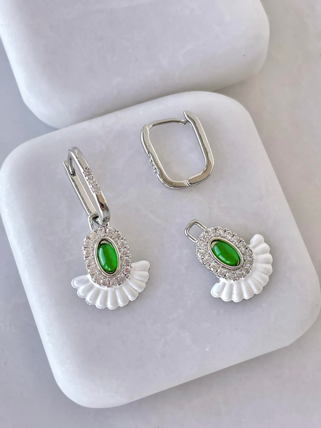 Altın Kaplama Gömme ve Yeşil Taşlı Tasarım Küpe Gümüş