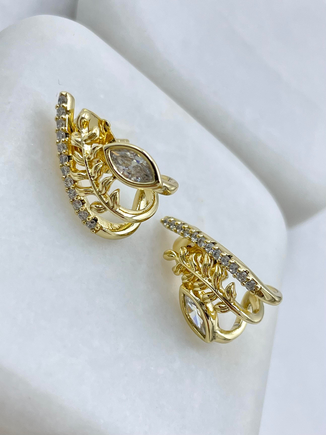 Özel Seri Gömme ve Kristal Taşlı Üçlü Görünüm Yaprak Küpe Gold