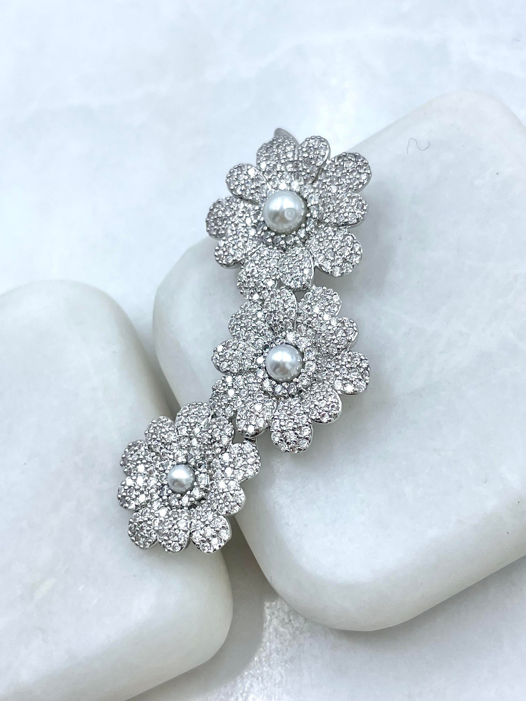 Altın Kaplama Gömme Taşlı ve İncili Üçlü Çiçek Model Kıkırdaklı Küpe Gümüş