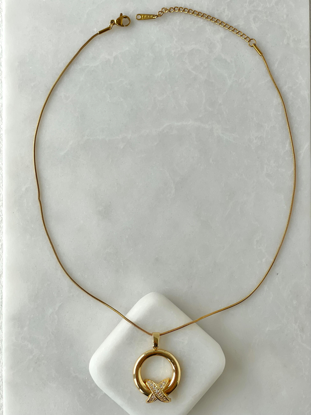 Çelik Gömme Taşlı X Model Halka Kolye Gold