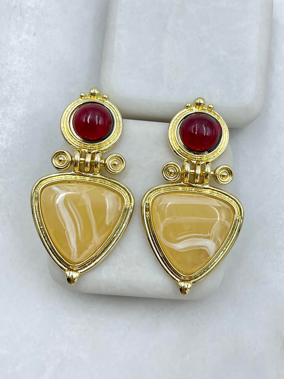 Altın Kaplama Kırmızı Taşlı Üçgen Vintage Küpe Bej