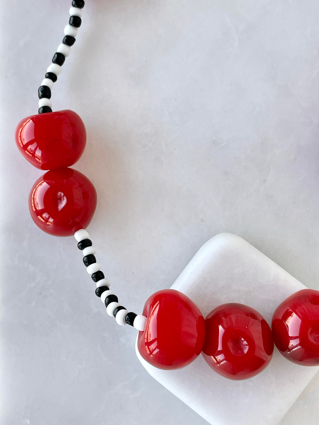 Siyah Beyaz Boncuklu Kiraz Kolye Gold