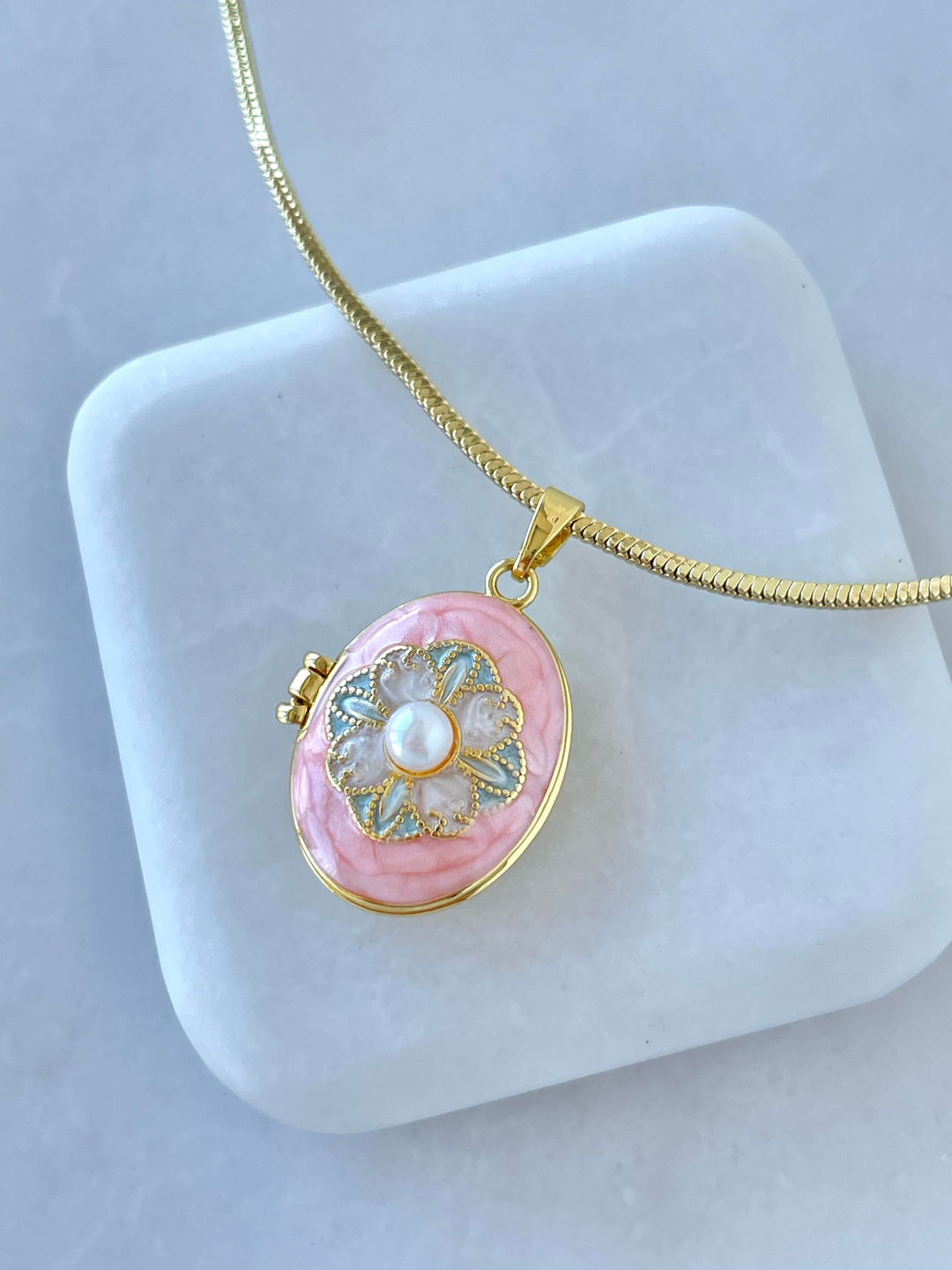 Altın Kaplama İncili Çiçek Model Kapaklı Kolye Pembe