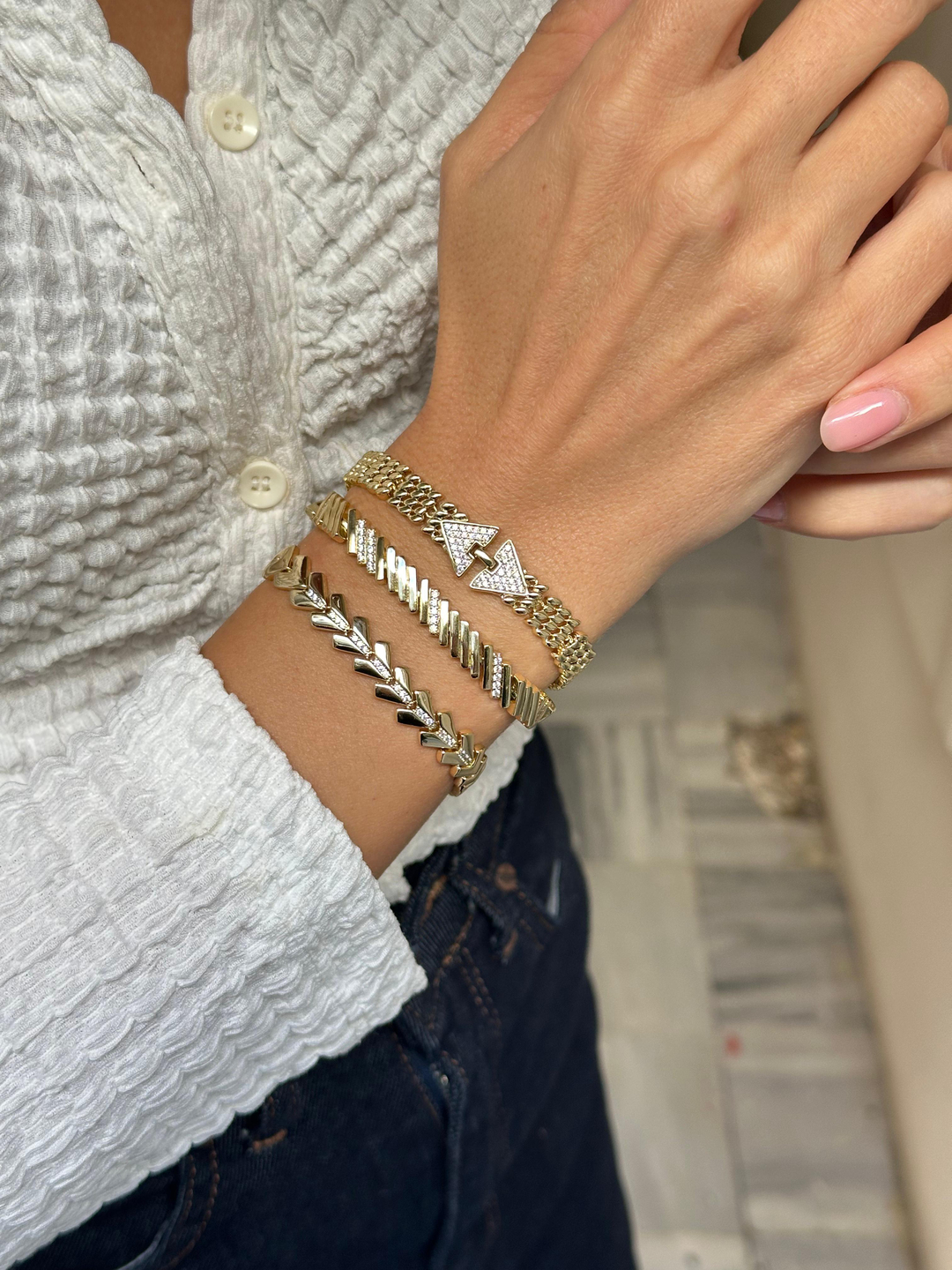 Özel Seri Gömme Taşlı Sıralı Üçgen Model Bileklik Gold
