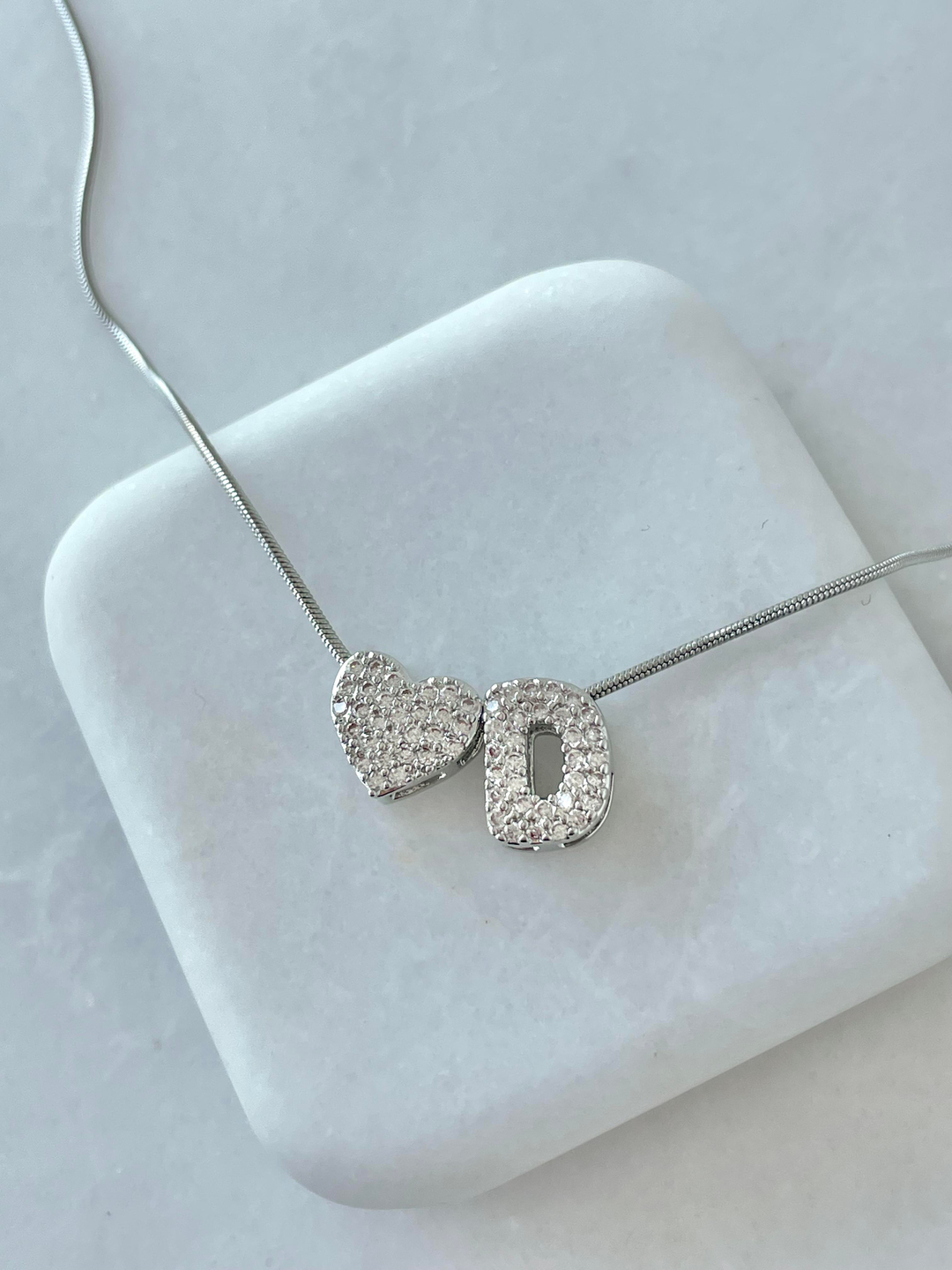 Çelik Gömme Taşlı Kalpli Harf Kolye Gümüş
