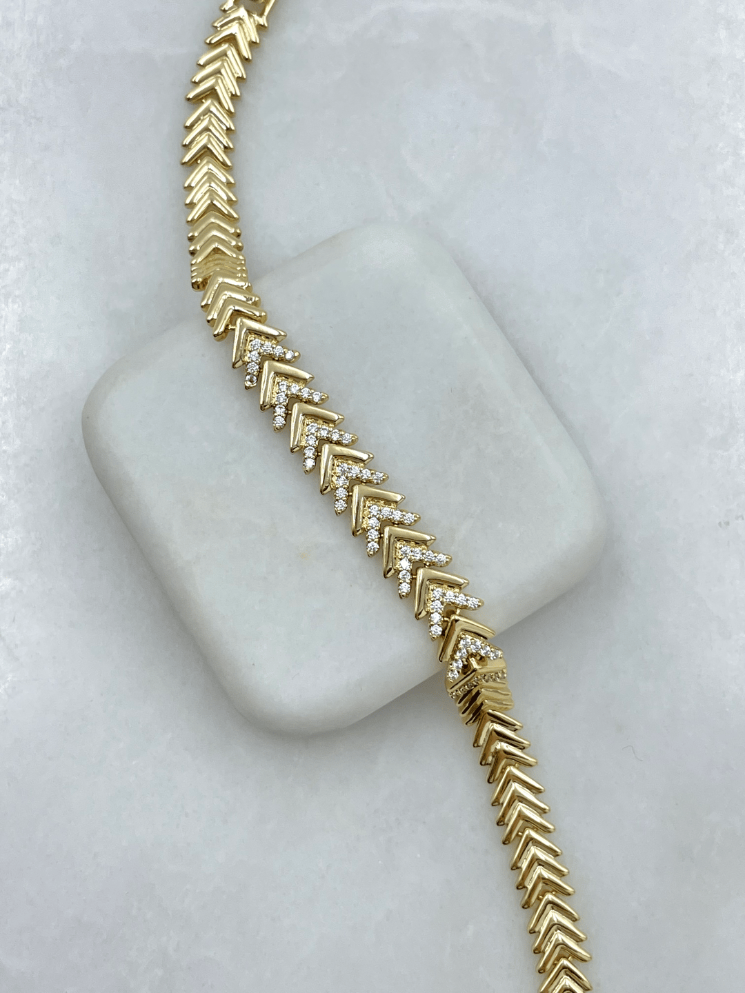 Özel Seri Gömme Taşlı Sıralı Üçgen Model Bileklik Gold