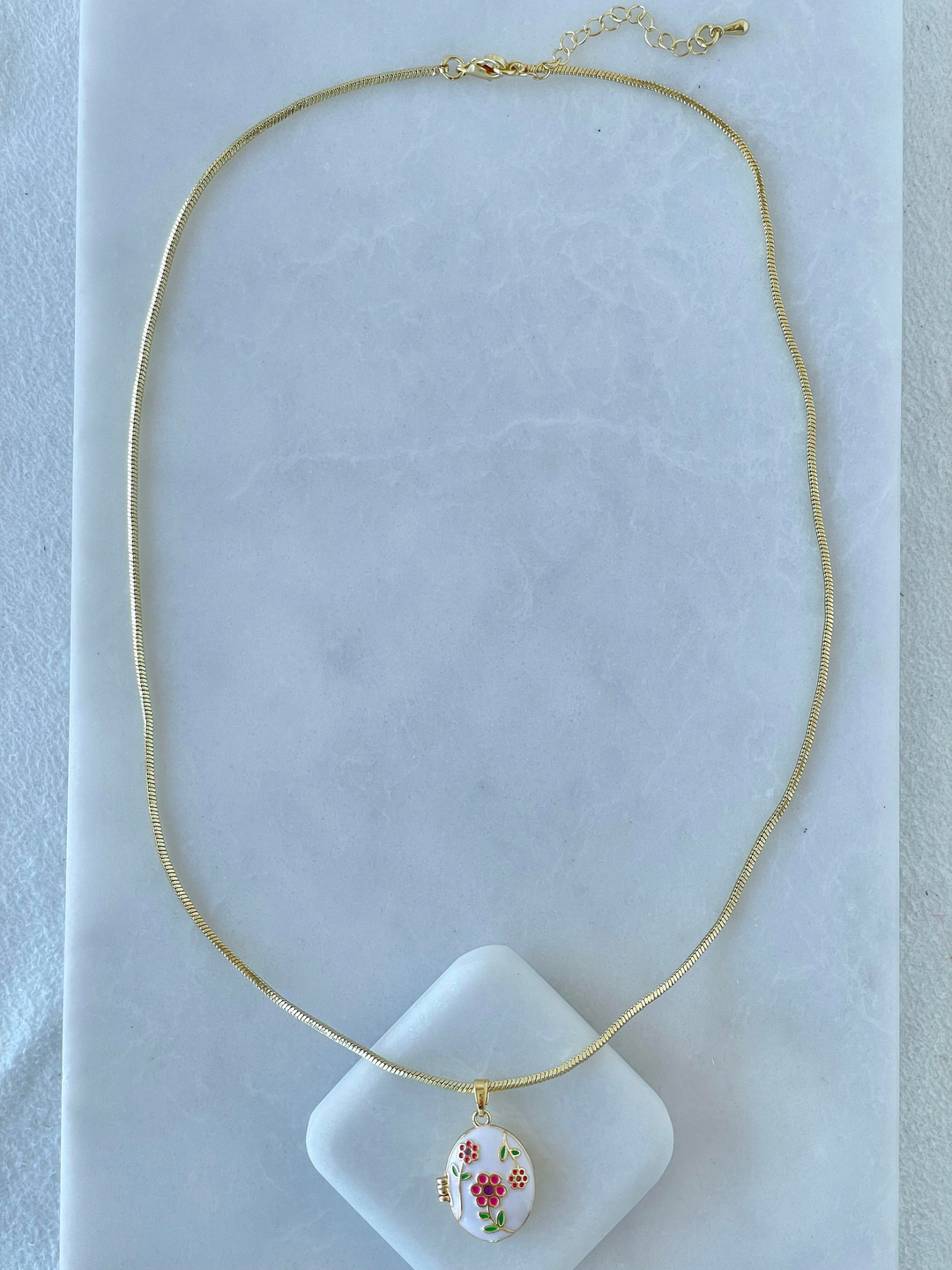 Altın Kaplama Mineli Kapaklı Üçlü Çiçek Model Kolye Beyaz