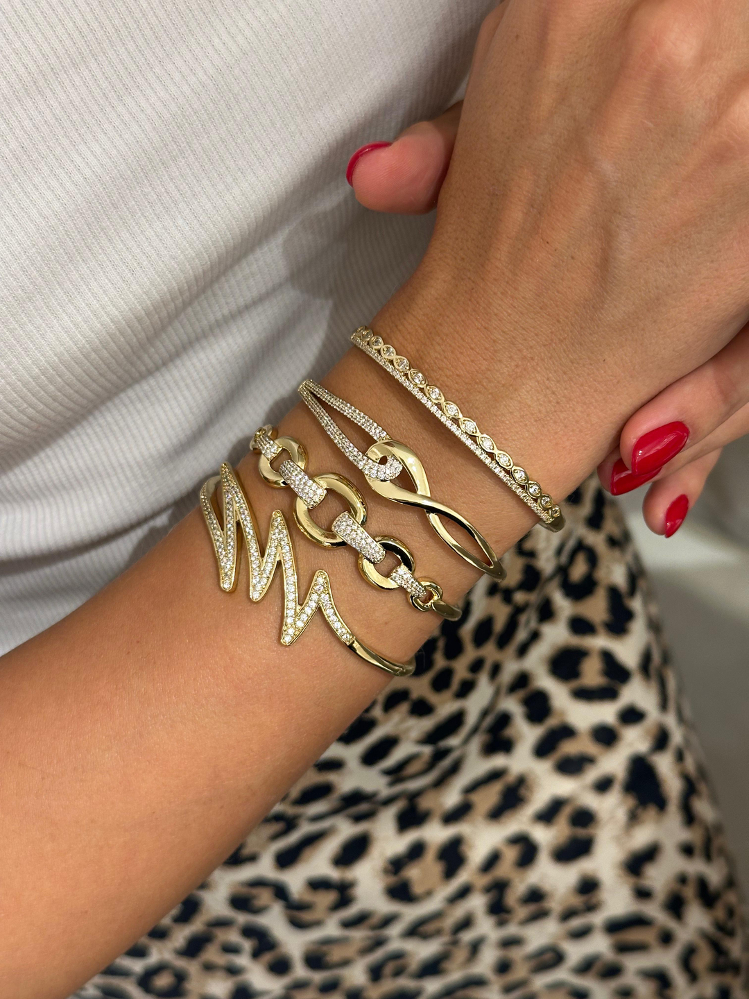 Özel Seri Zirkon Taşlı Asimetrik Kelepçe Gold