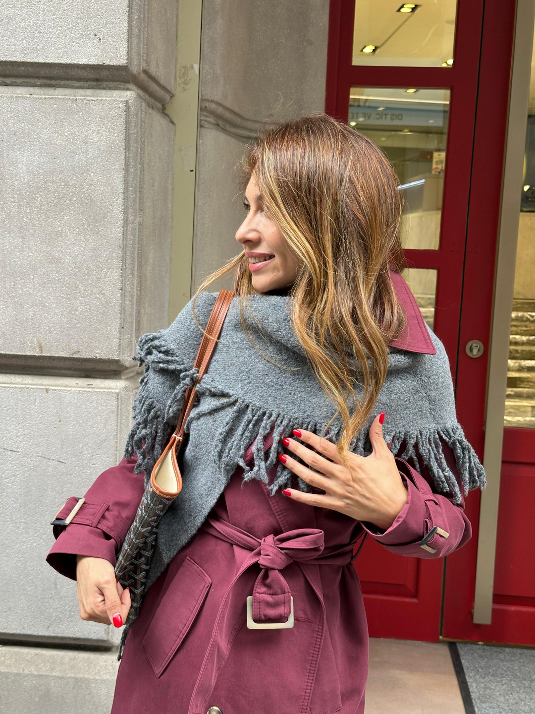 Üçgen Püsküllü Triko Şal Gri