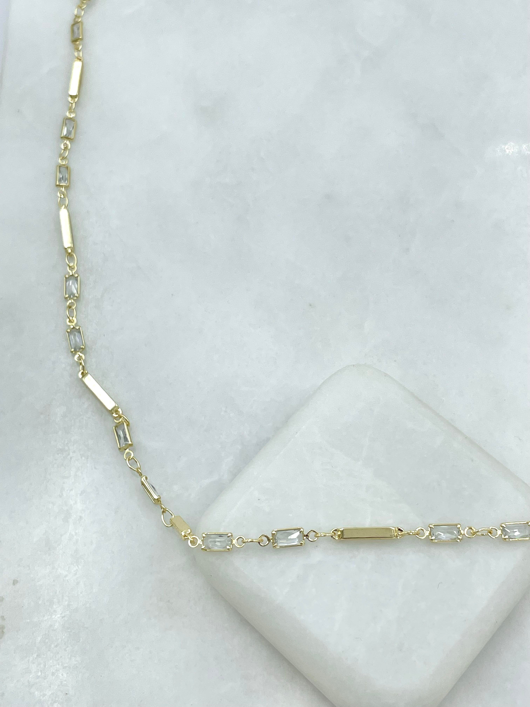 Altın Kaplama Sütun Detaylı Zirkon Taşlı Kolye Gold