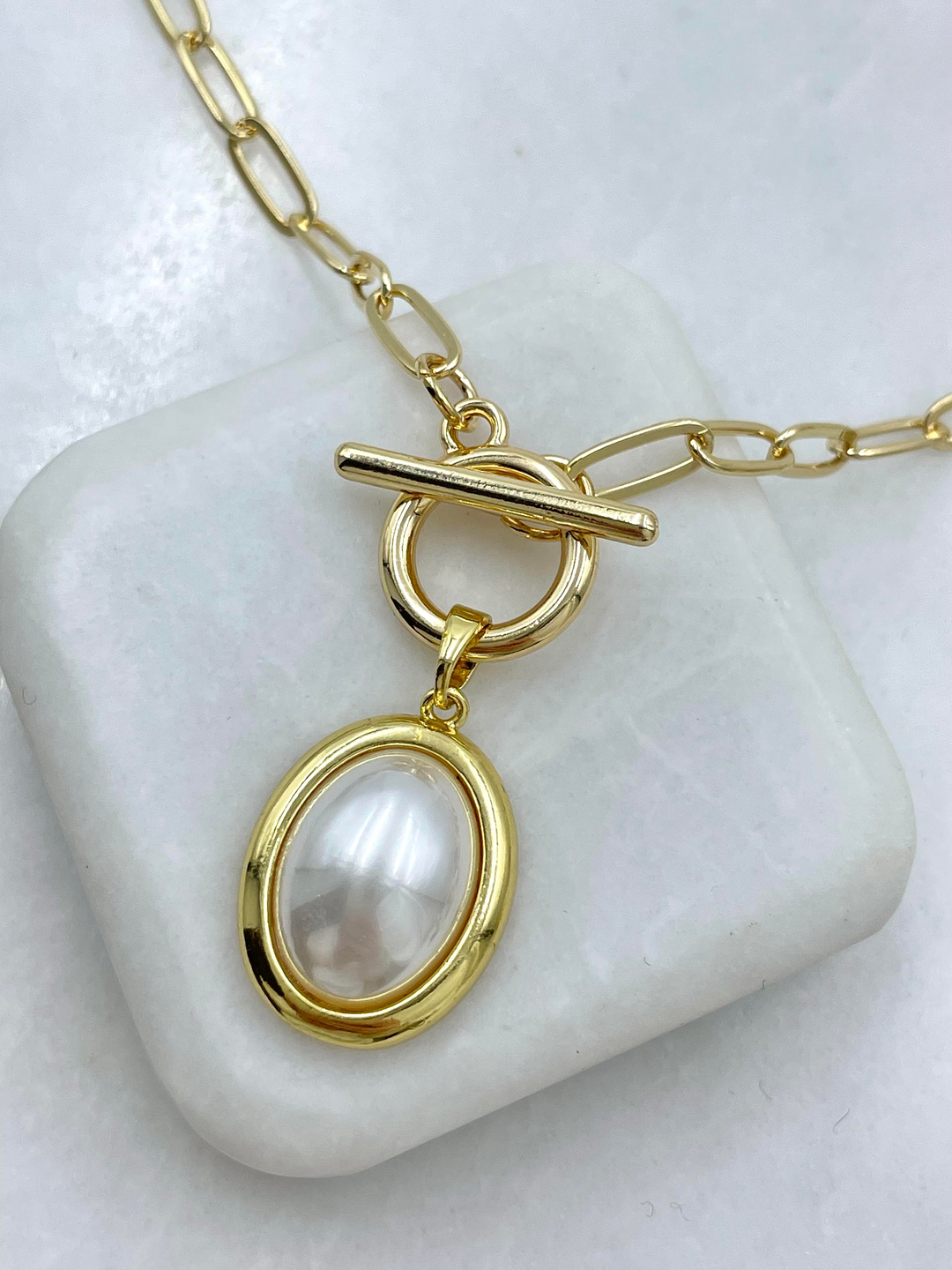 Altın Kaplama Oval İnci Önden Kilit Kolye Gold
