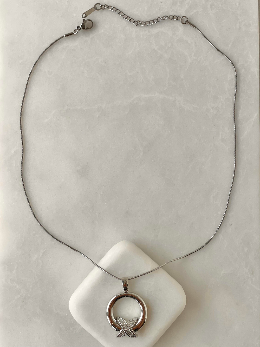 Çelik Gömme Taşlı X Model Halka Kolye Gümüş