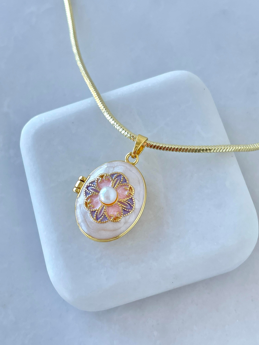 Altın Kaplama İncili Çiçek Model Kapaklı Kolye Ekru