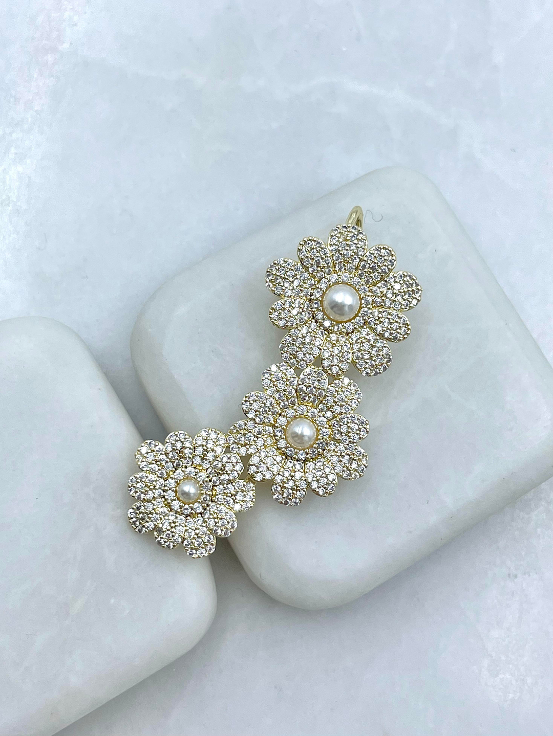 Altın Kaplama Gömme Taşlı ve İncili Üçlü Çiçek Model Kıkırdaklı Küpe Gold