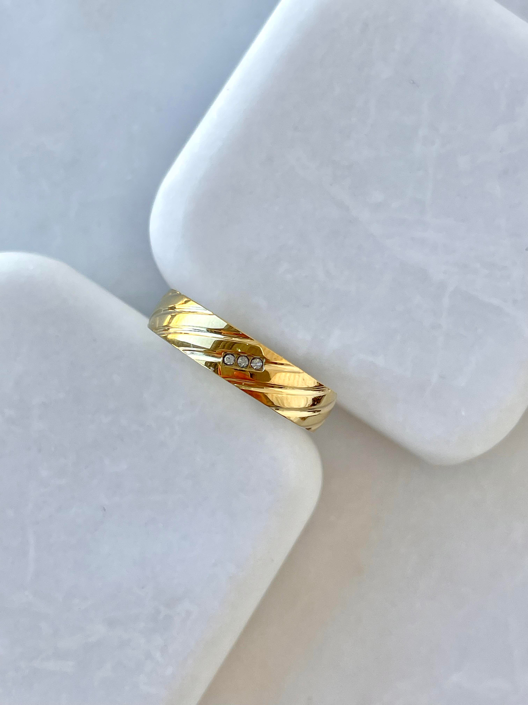 Çelik Şerit Desenli Taşlı Yüzük Gold