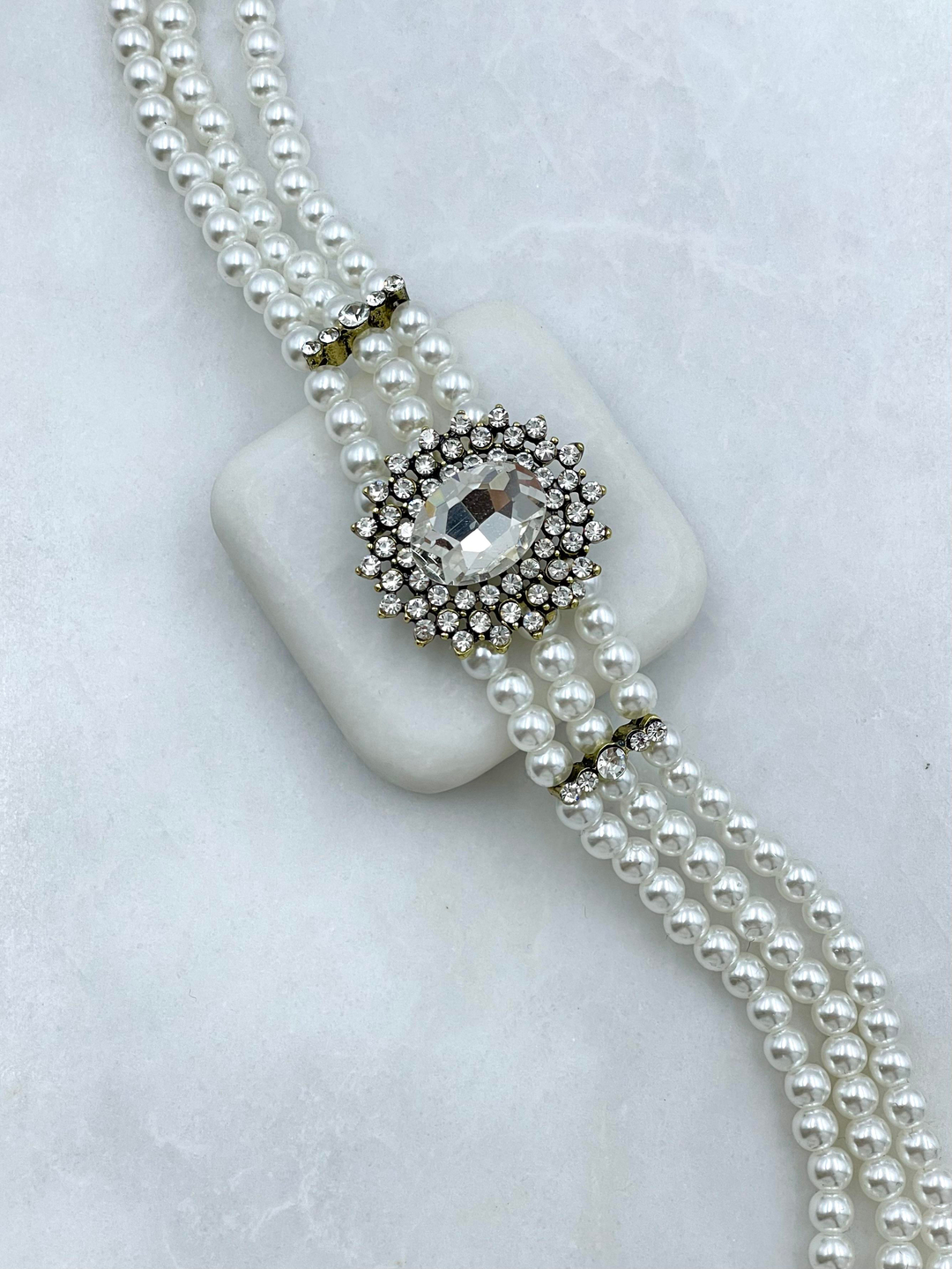 Kristal Taşlı Üç Sıra İnci Choker Kolye Gold