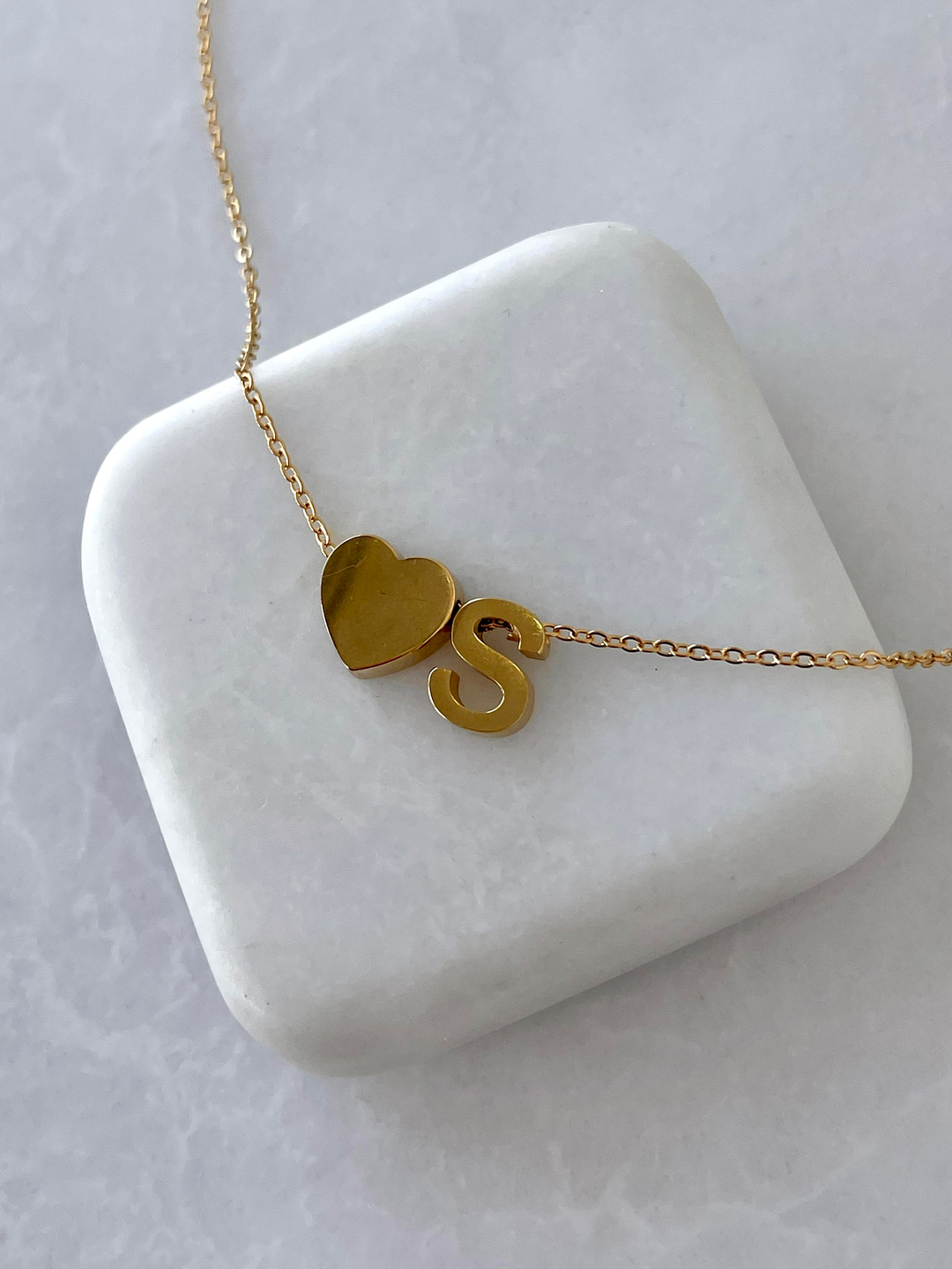 Çelik Kalpli Harf Kolye Gold