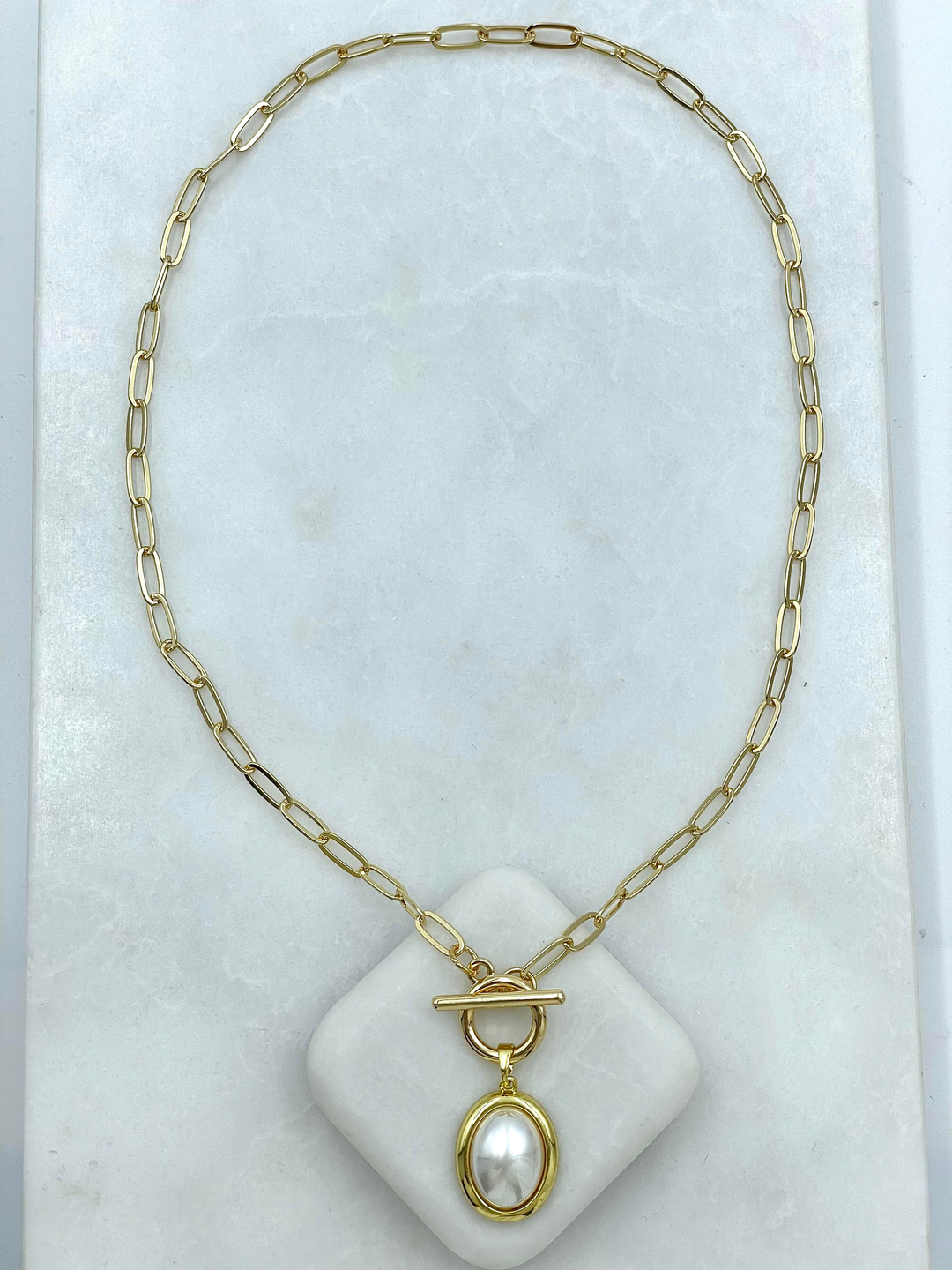 Altın Kaplama Oval İnci Önden Kilit Kolye Gold