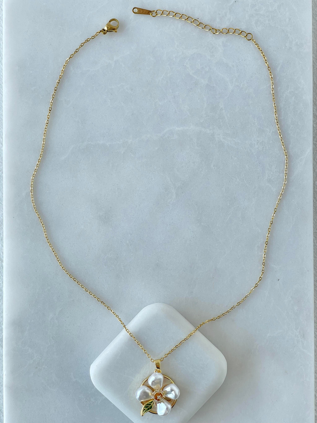 Altın Kaplama İncili Çiçek Kolye Gold