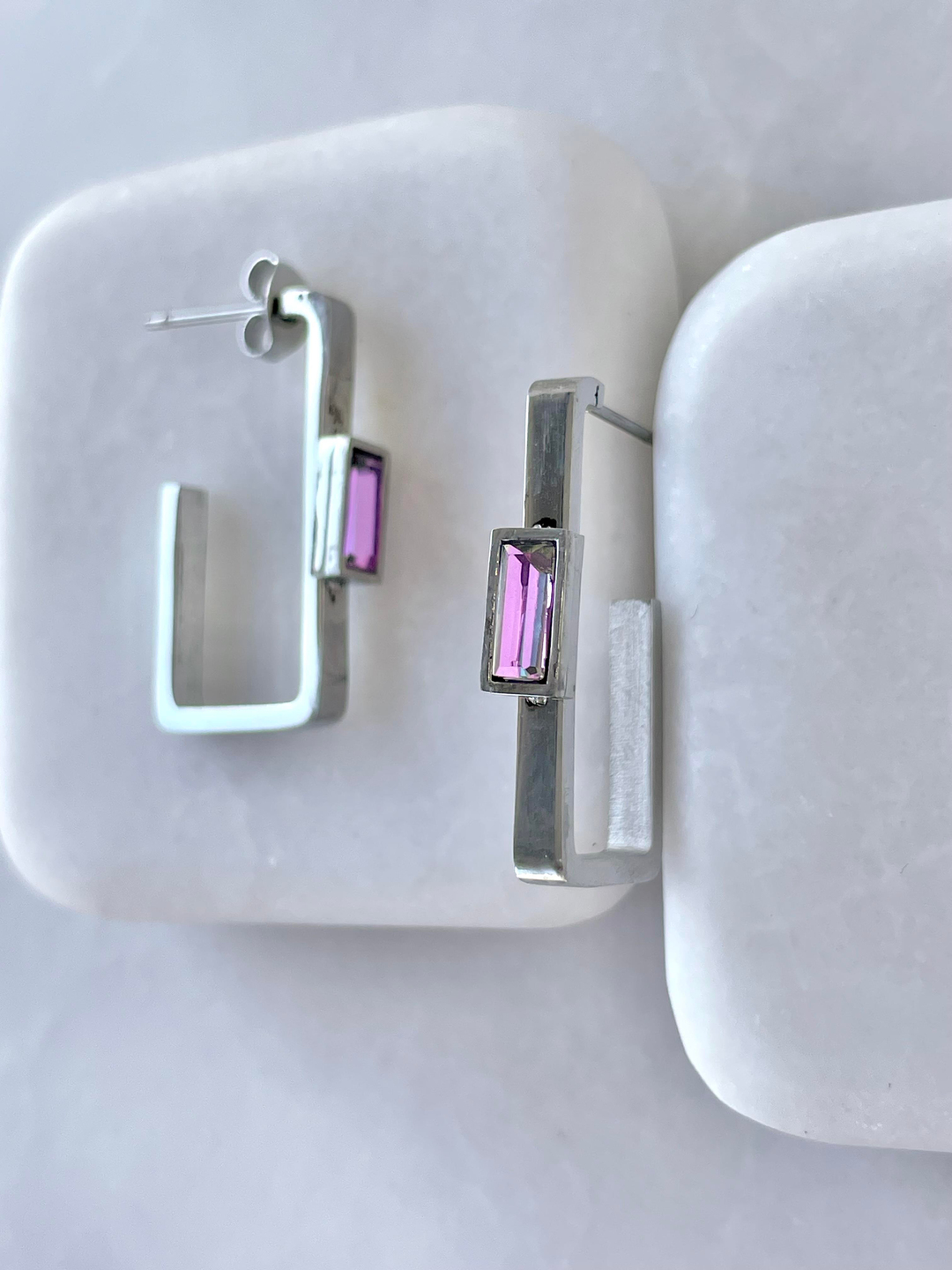 Çelik Mor Yansımalı Kristal Taşlı Dikdörgen Küpe Gümüş