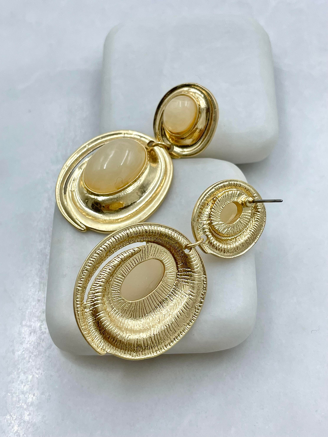 Altın Kaplama Daire Sallantılı Opal Taşlı Vintage Küpe Bej