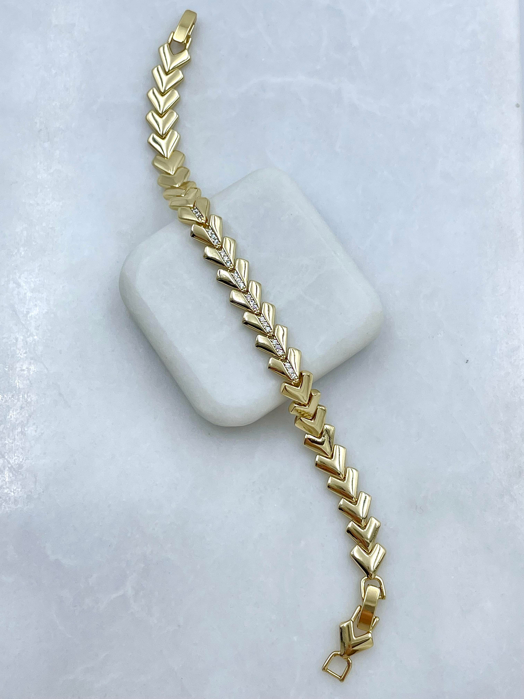 Özel Seri Gömme Taşlı Sıralı Üçgen Model Bileklik Gold